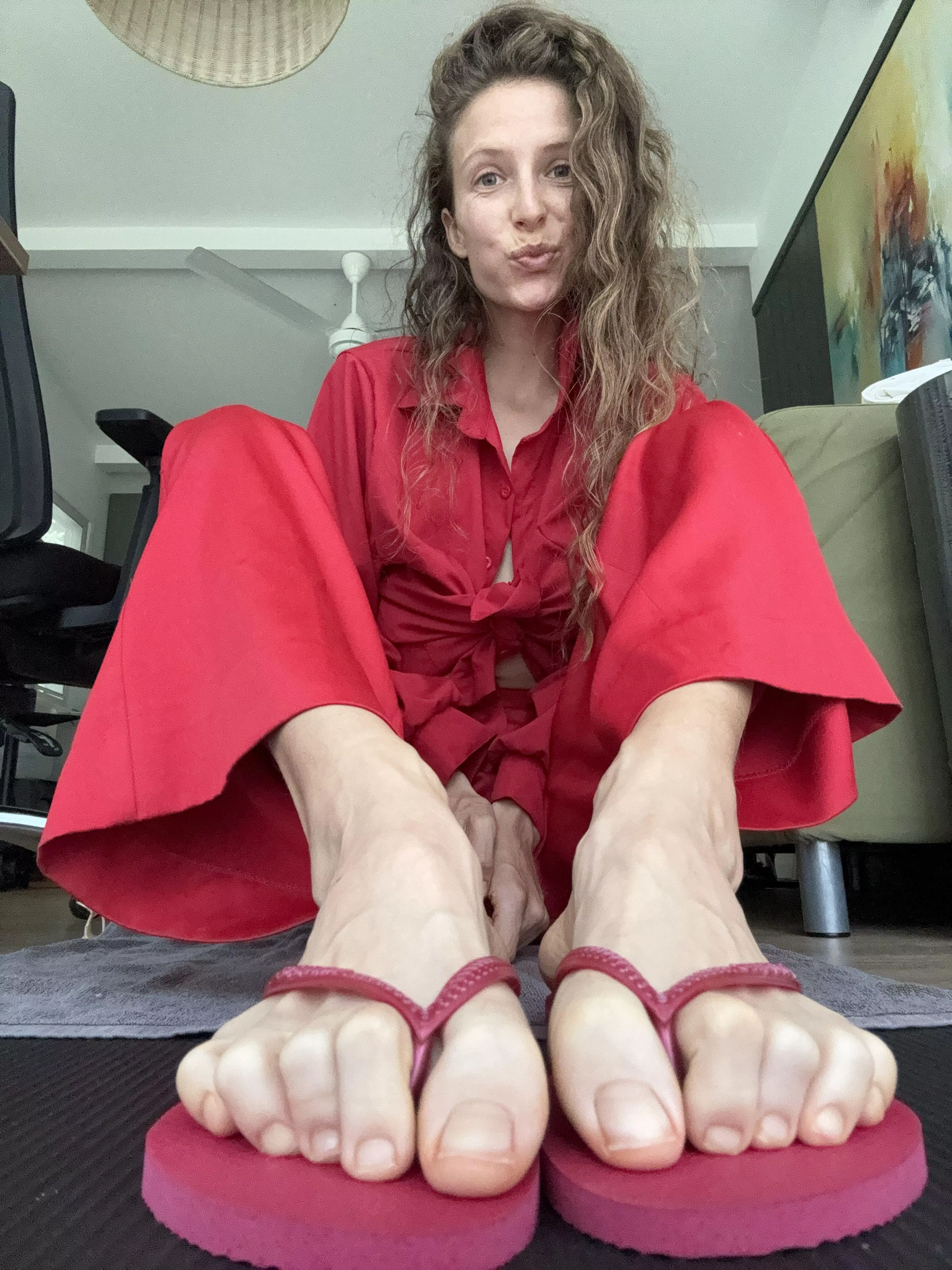 Who would be able to resist those veiny flip flop feet?