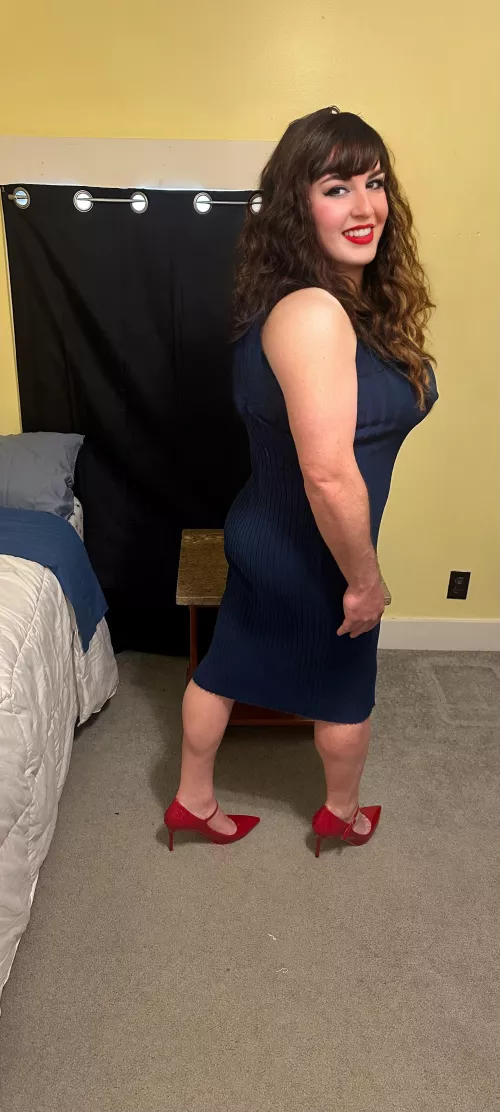 Would you flirt with your boss..if she looked this good? 😉