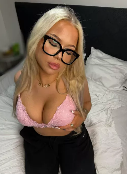 You don't need four eyes to check me out