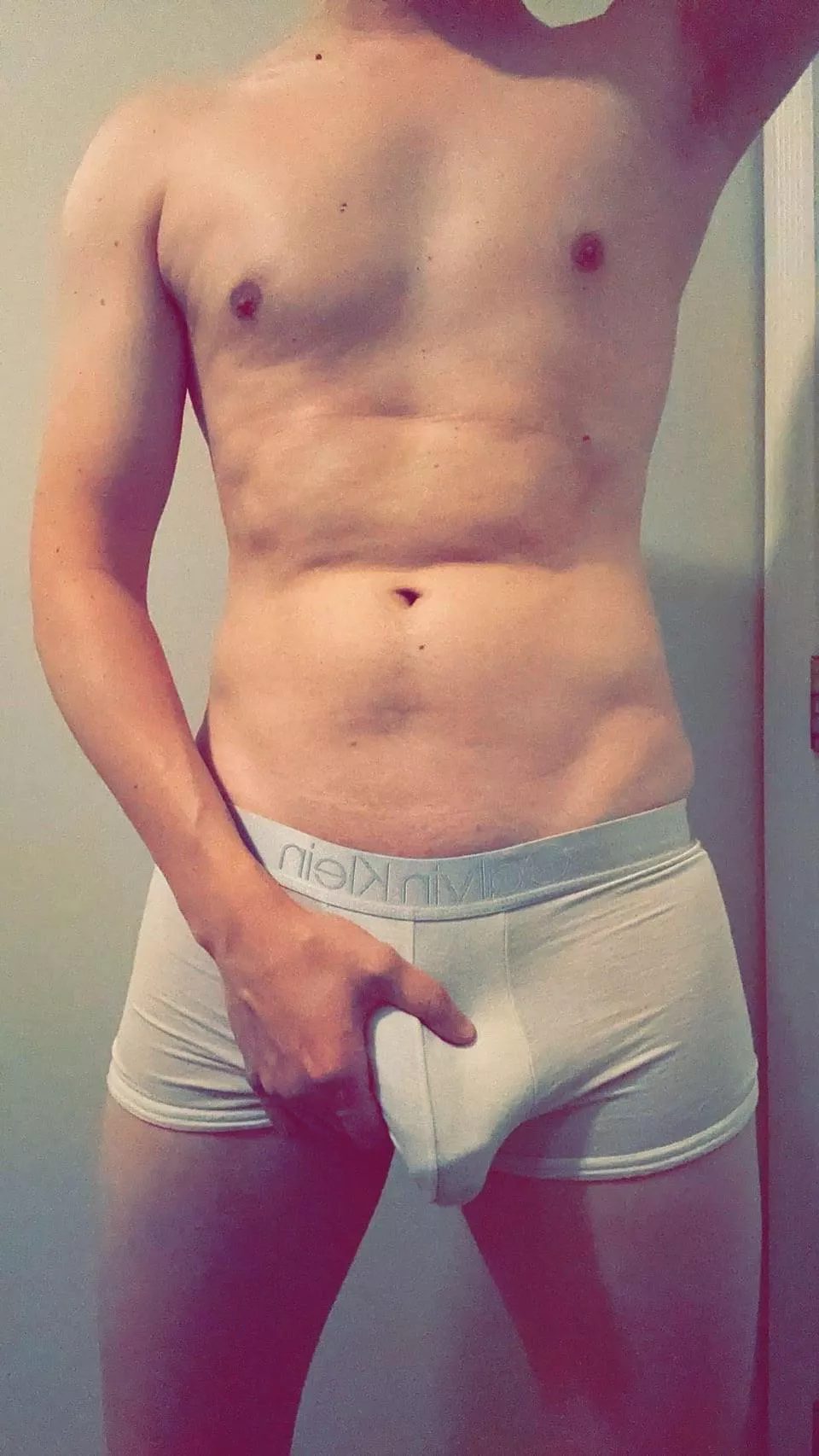 33 bi guy in Chicago. Already high and horny this morning. Looks like a great day to edge!