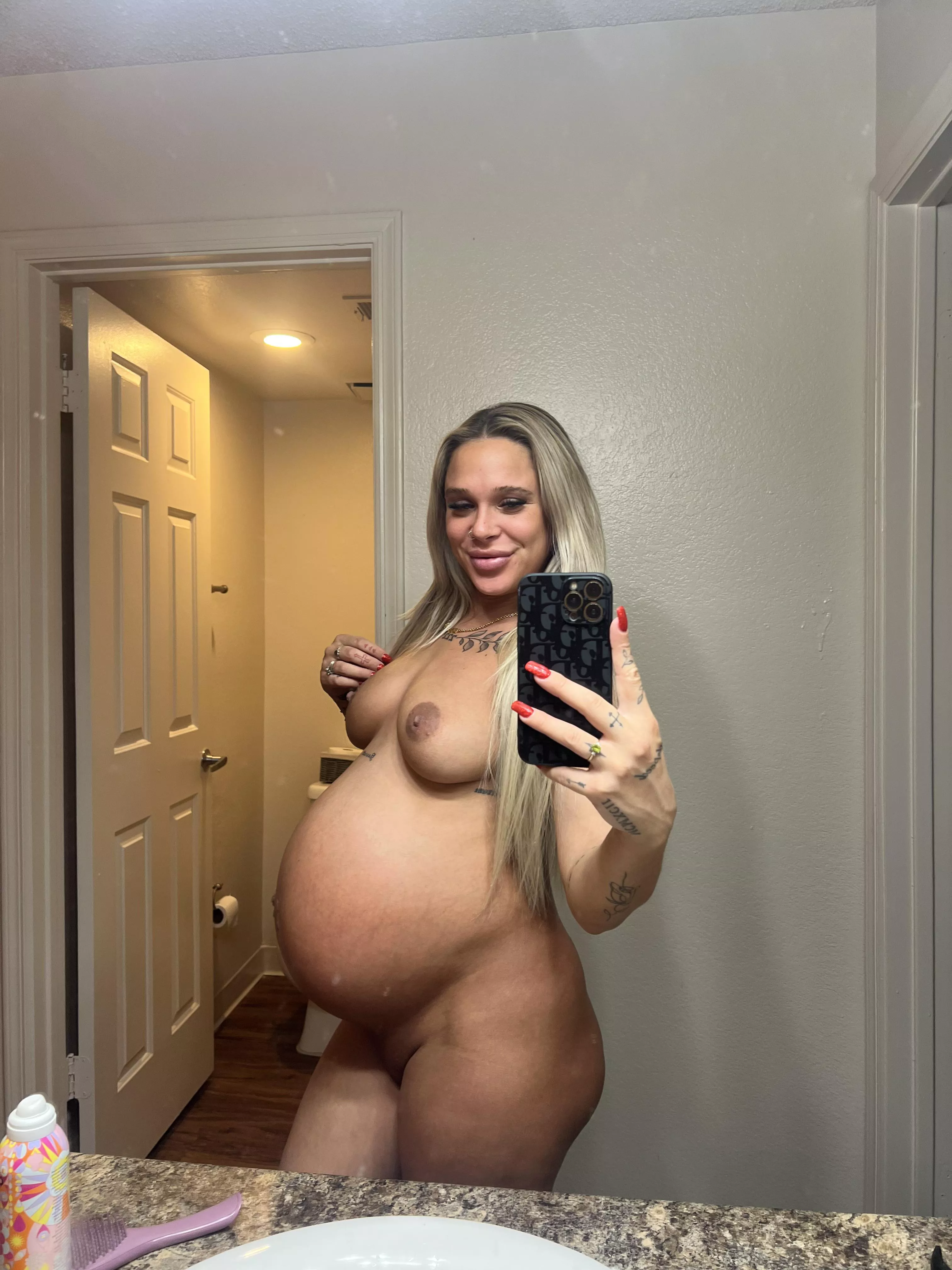 9 months pregnant has me craving cock in my puffy pussy all day 