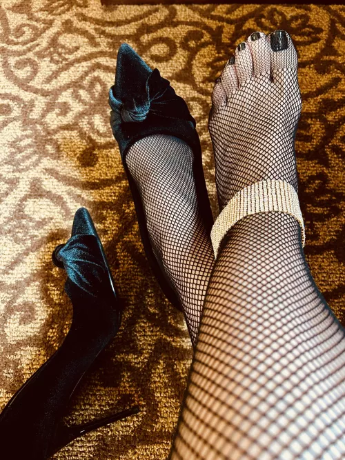 Black toes black heels black ________? 