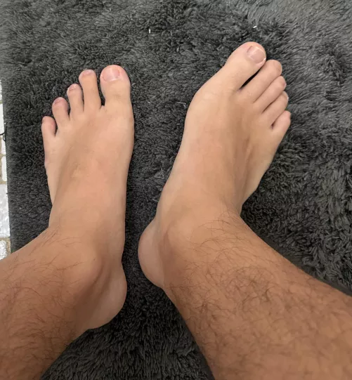 Cum on my toes 