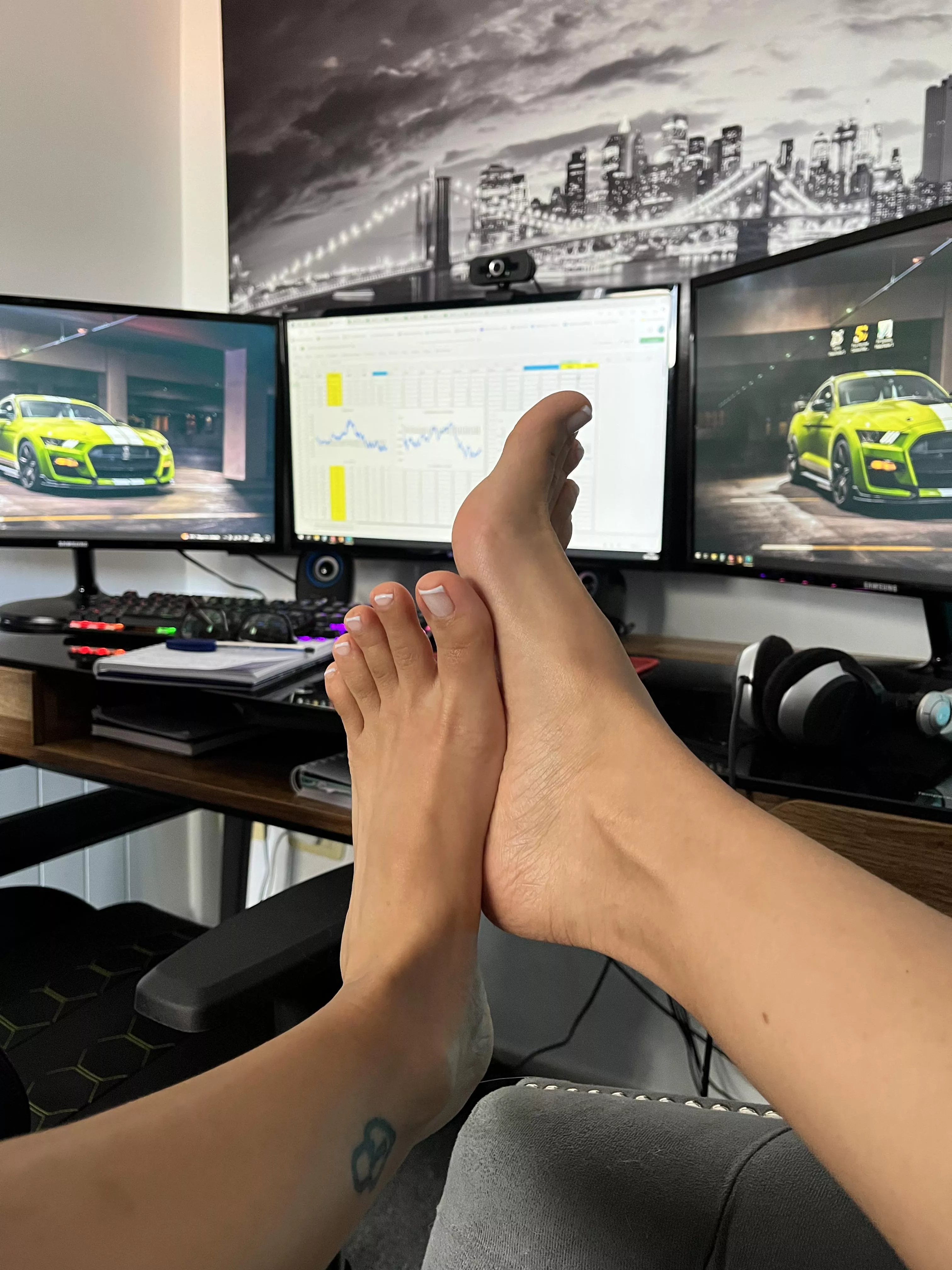 Don’t you just want to suck on these white toes?