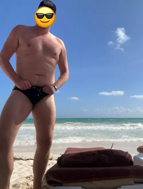 Feelin’ thick on the beach today 😎