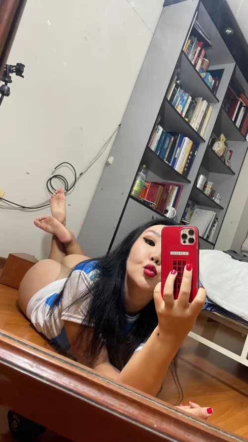 Guys who eat ass and suck on toes are my type