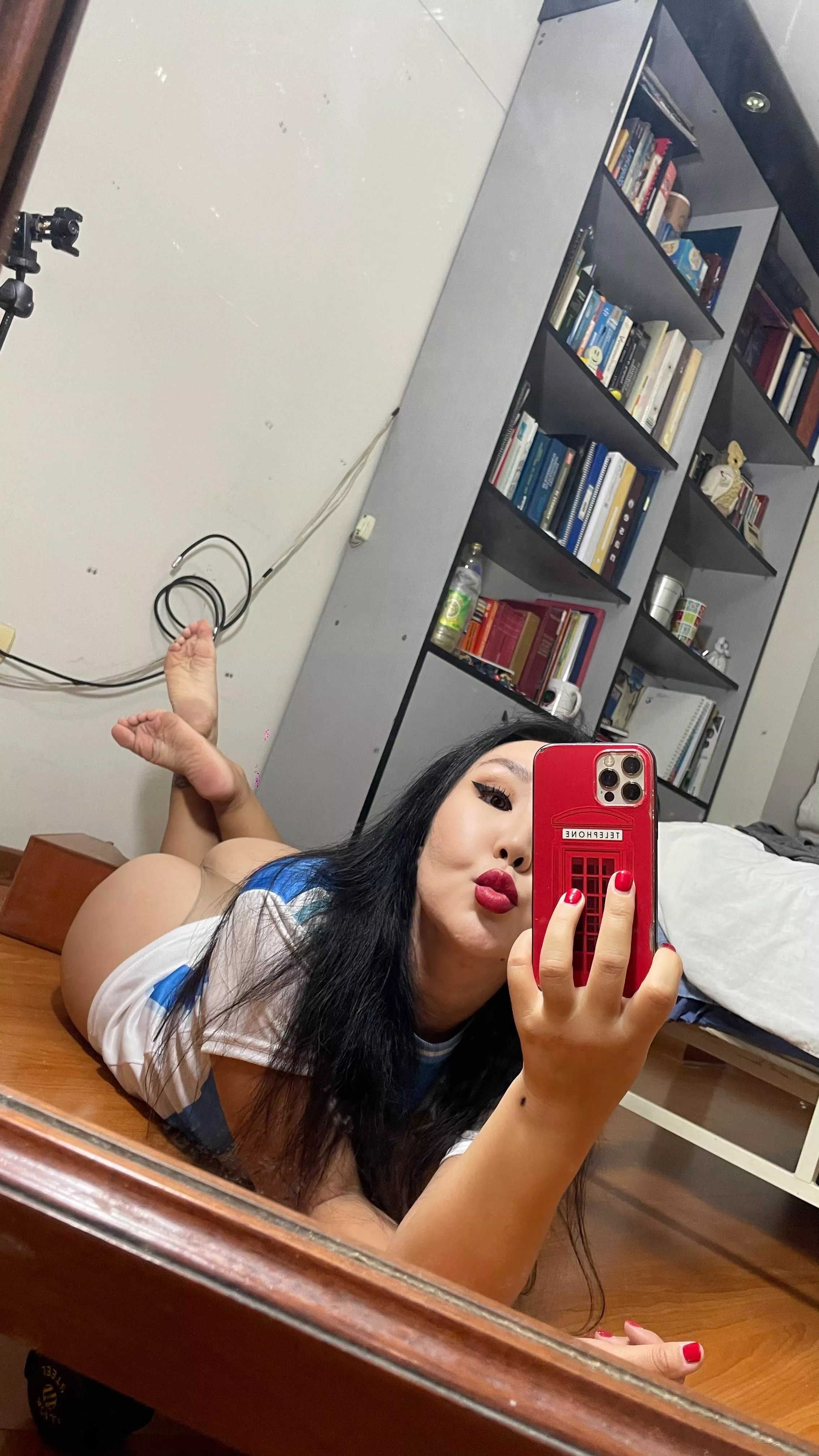 Guys who eat ass and suck on toes are my type