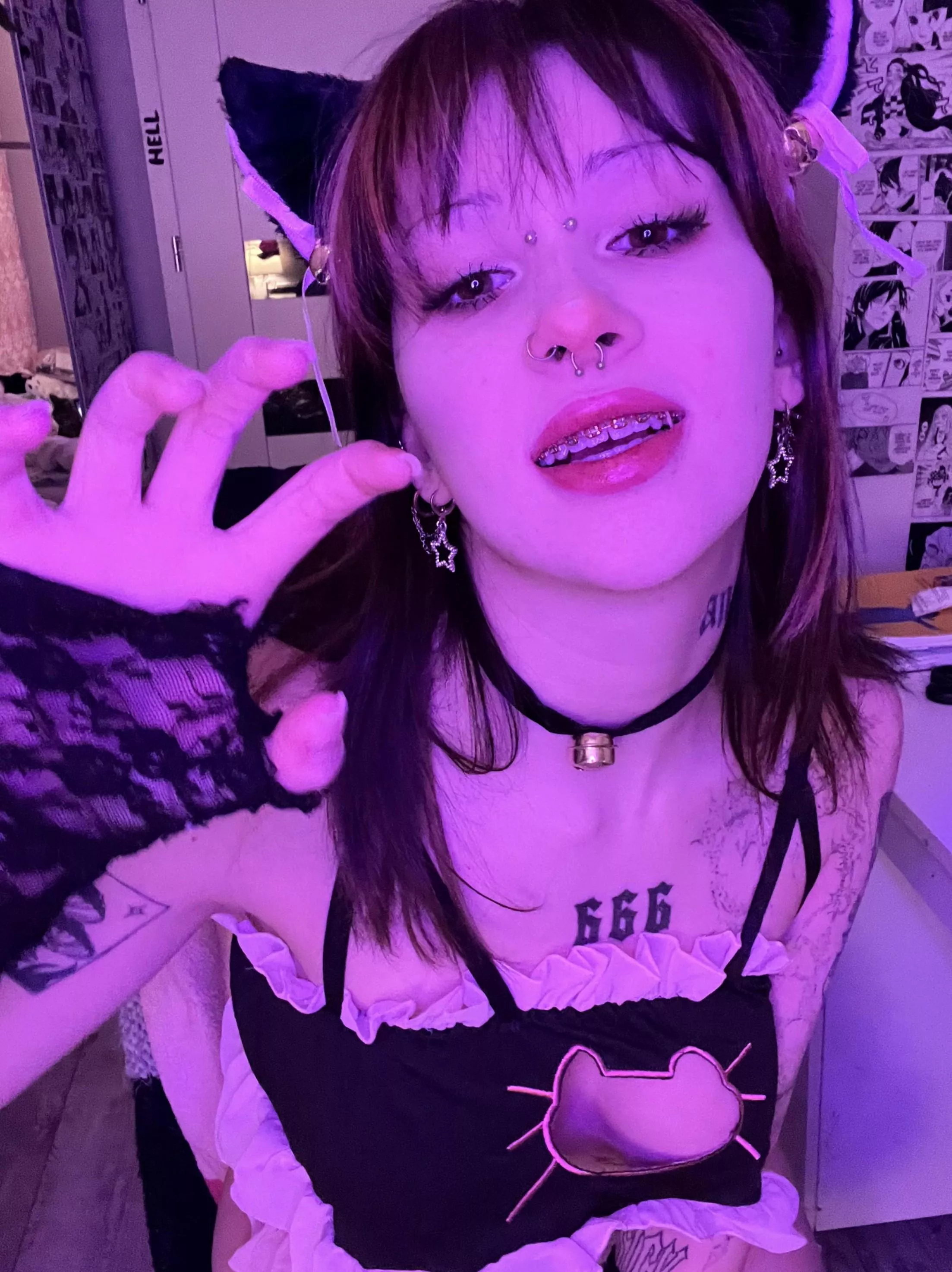 this kitty is ready for ur fresh cream to fill her braces... (˶˃⤙˂˶)