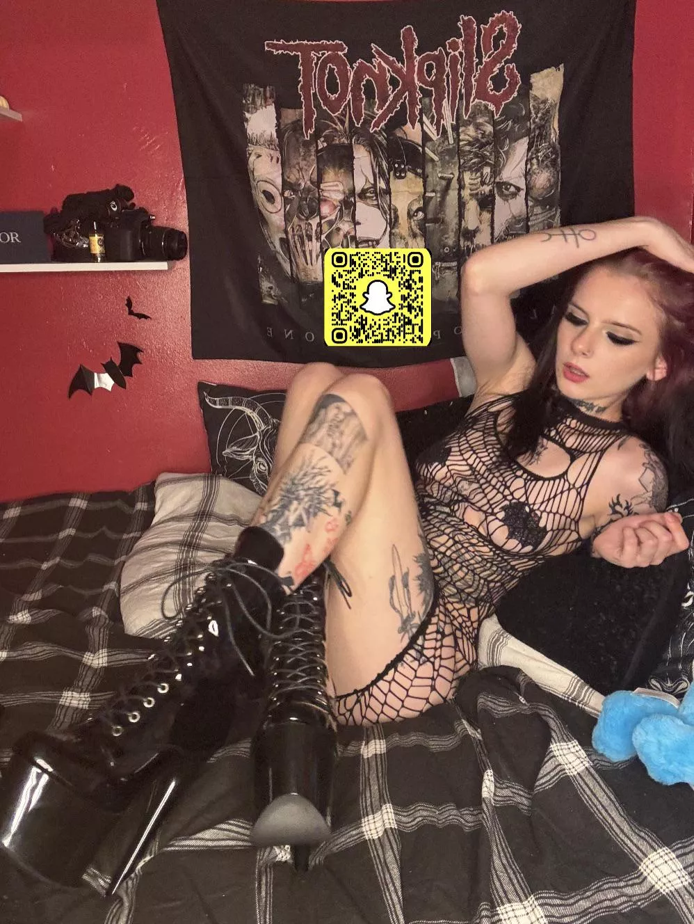 [21] I’ve got a feeling goth sluts are your guilty pleasure☺️