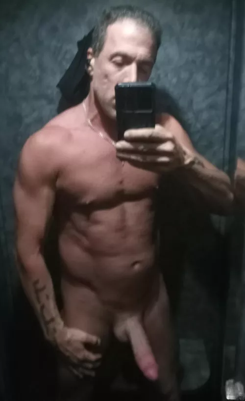 [46], 6' 185 lbs. Cutting hard. Down 1.3 lbs last seven days. Six pack incoming.