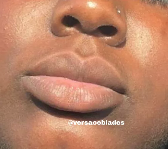 Bare lips this time 🤭💋