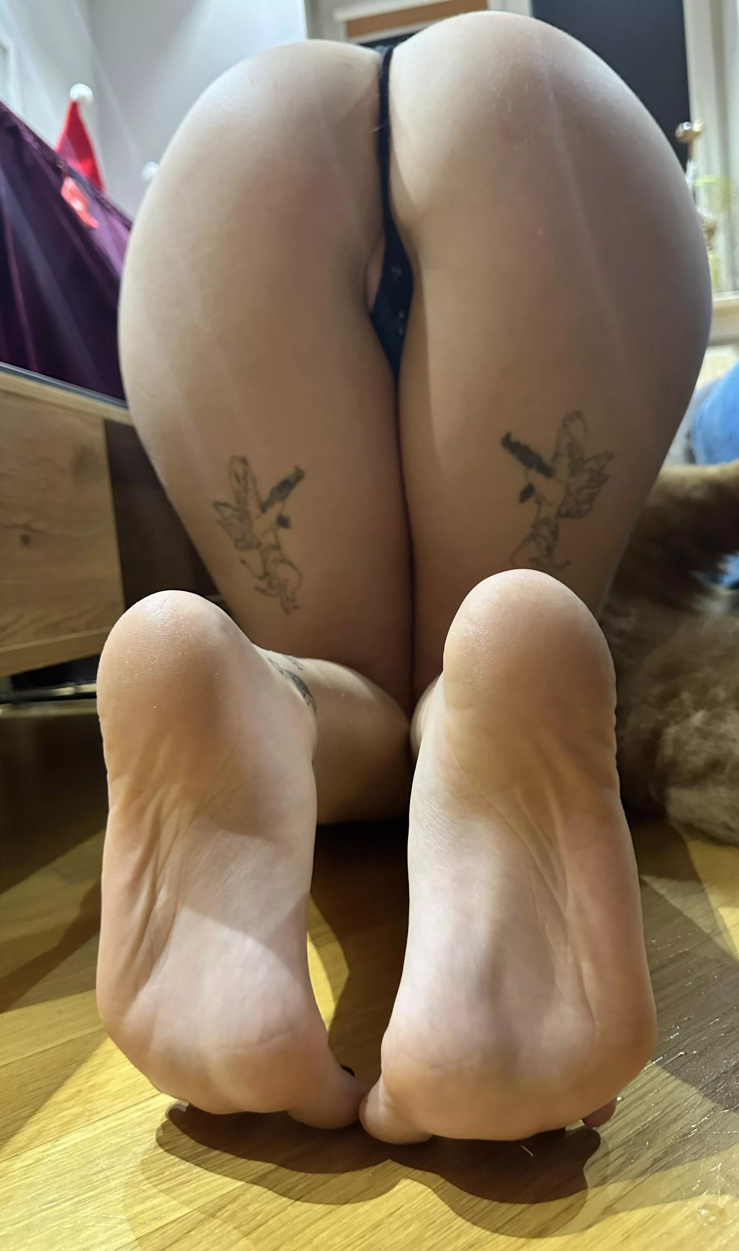 Butt or bare feet ?