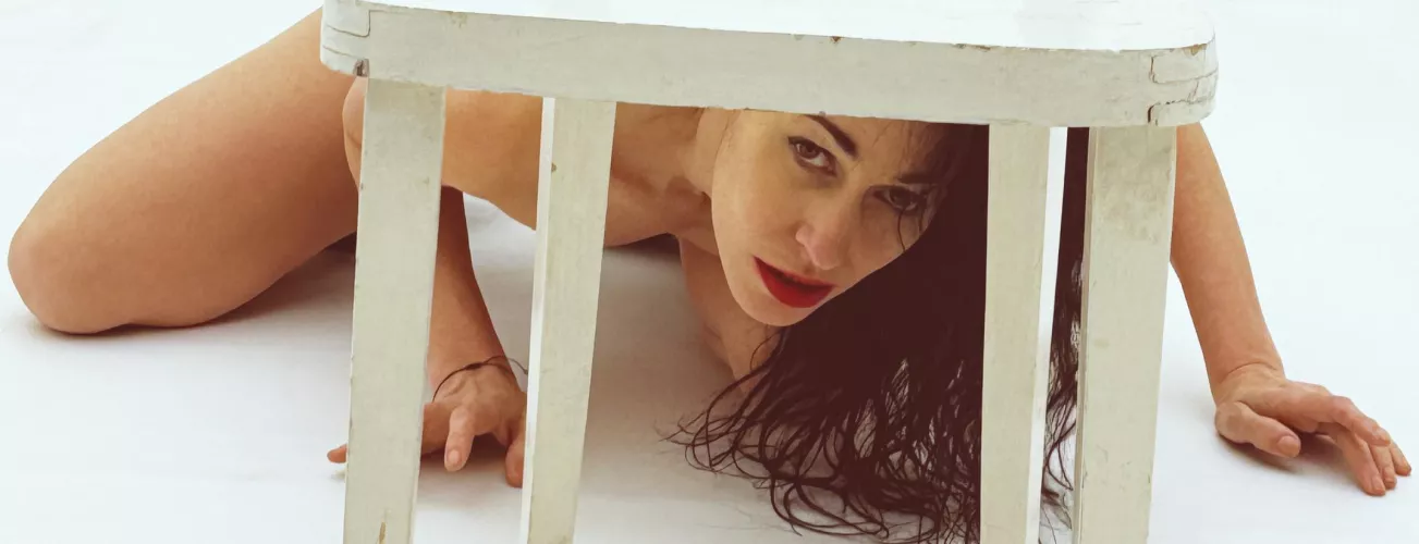 Chair-ious..what's under there 😁😈