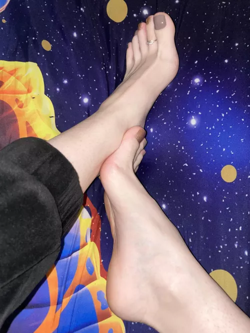 come worship my lil feet babes.😈 (25F)