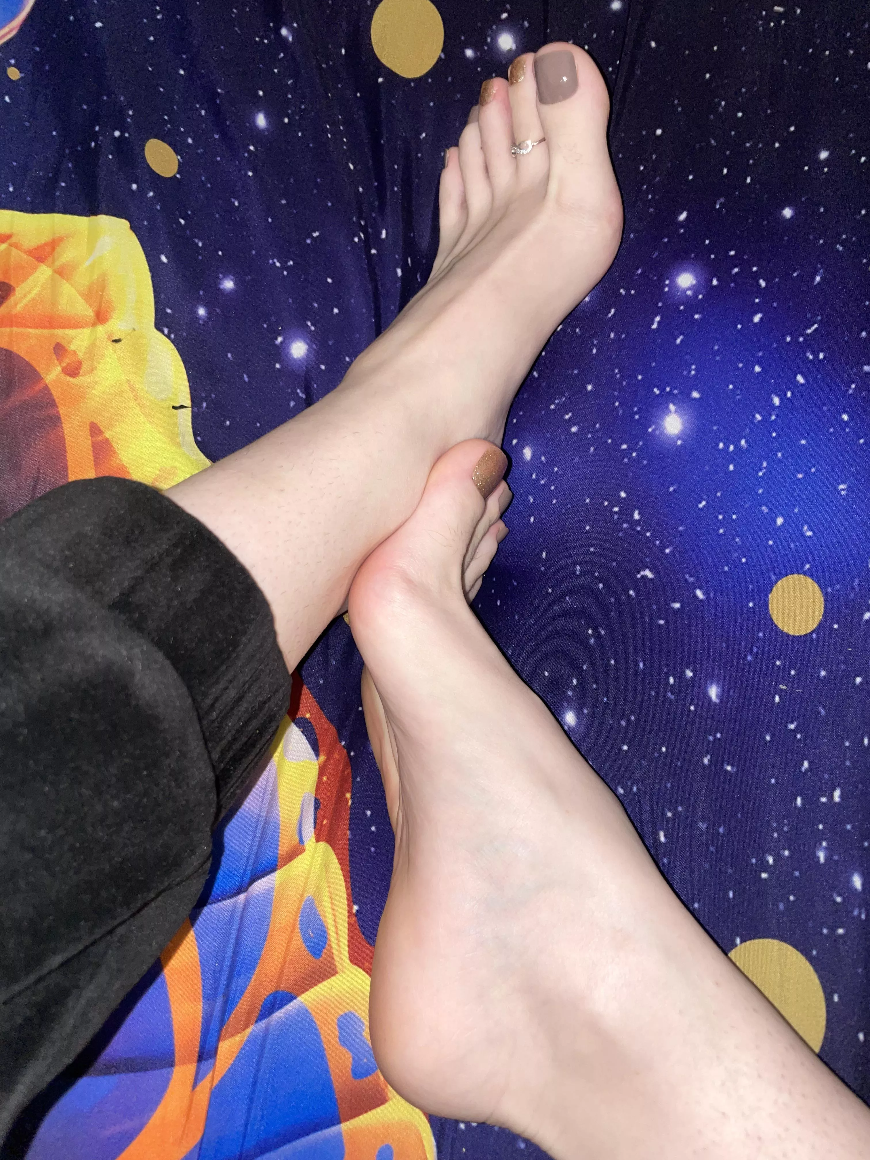 come worship my lil feet babes.😈 (25F)