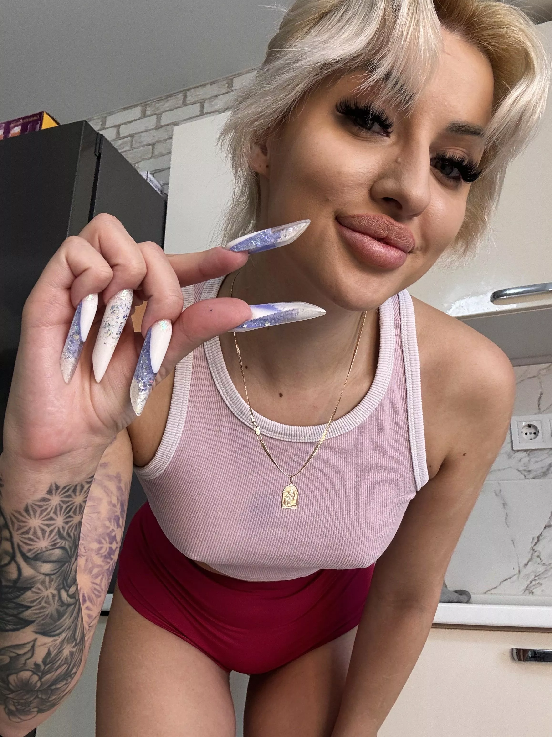 Don't even show me your useless ugly shrimp, I'd rather have fun with your friends