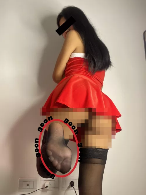 eyes on my beta feet. not on my perfect body.