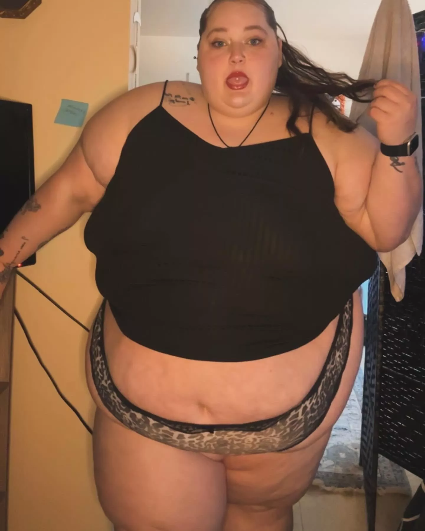 Fat and horny and i want someone to play with