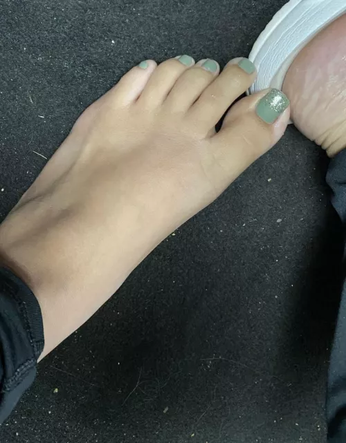 Green toe yummies in the car 🥰❤️