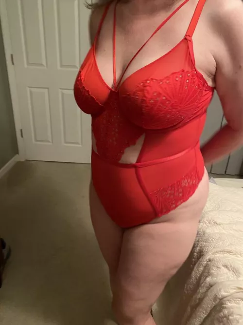 Hi Everyone!  Quick Introduction - We live just across the river on the Illinois side and have some early 20s nearly empty nesters.  Looking to expand our group of friends and get out more.  We will reveal a bit more as time goes along and we get more co