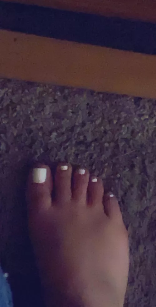 I just painted them this time 🥱  when yall see toes do y’all like acrylic better or natural ??