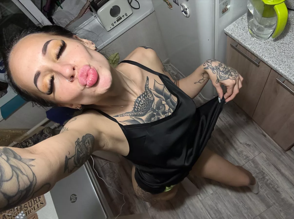 I know that you will like to feel my lips on you 