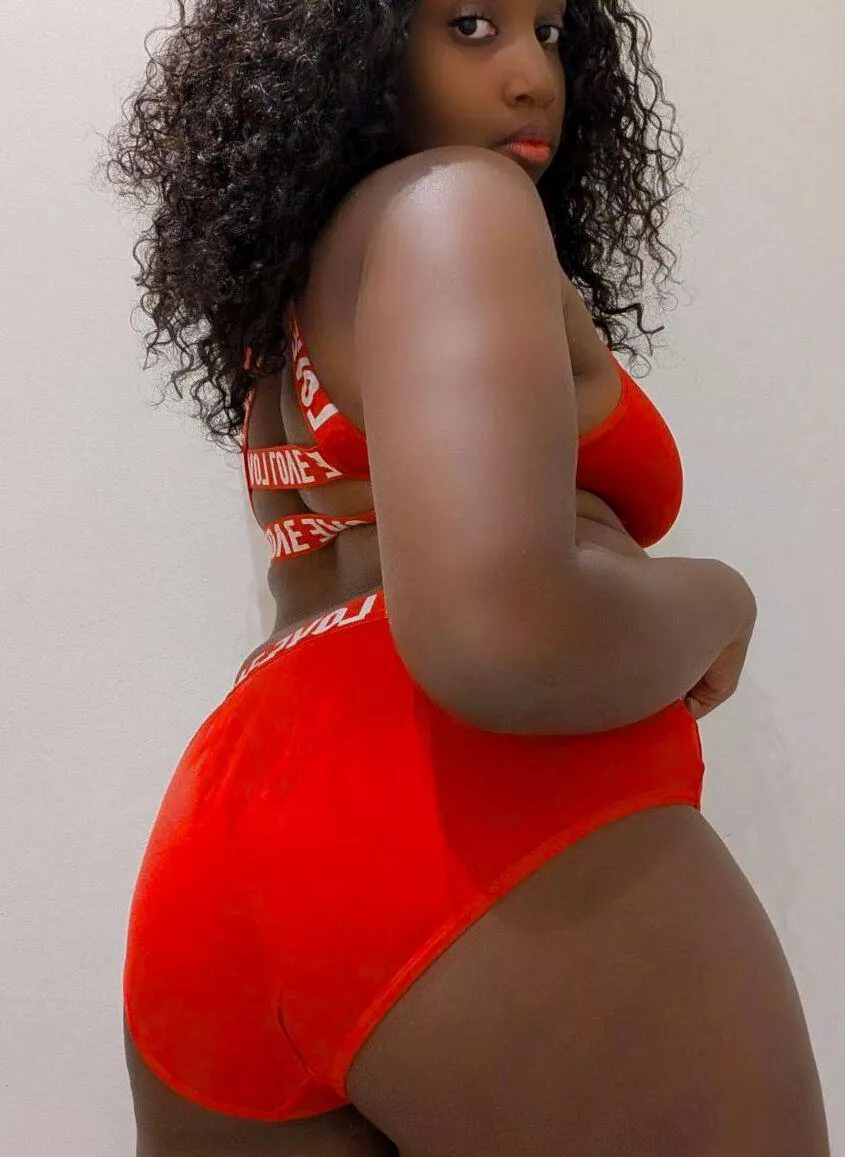 i think most guys prefer booty but i have both