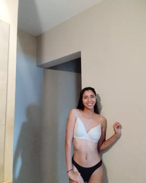 Je sens ta main glisser doucement dans ma culotte ❤️🔥