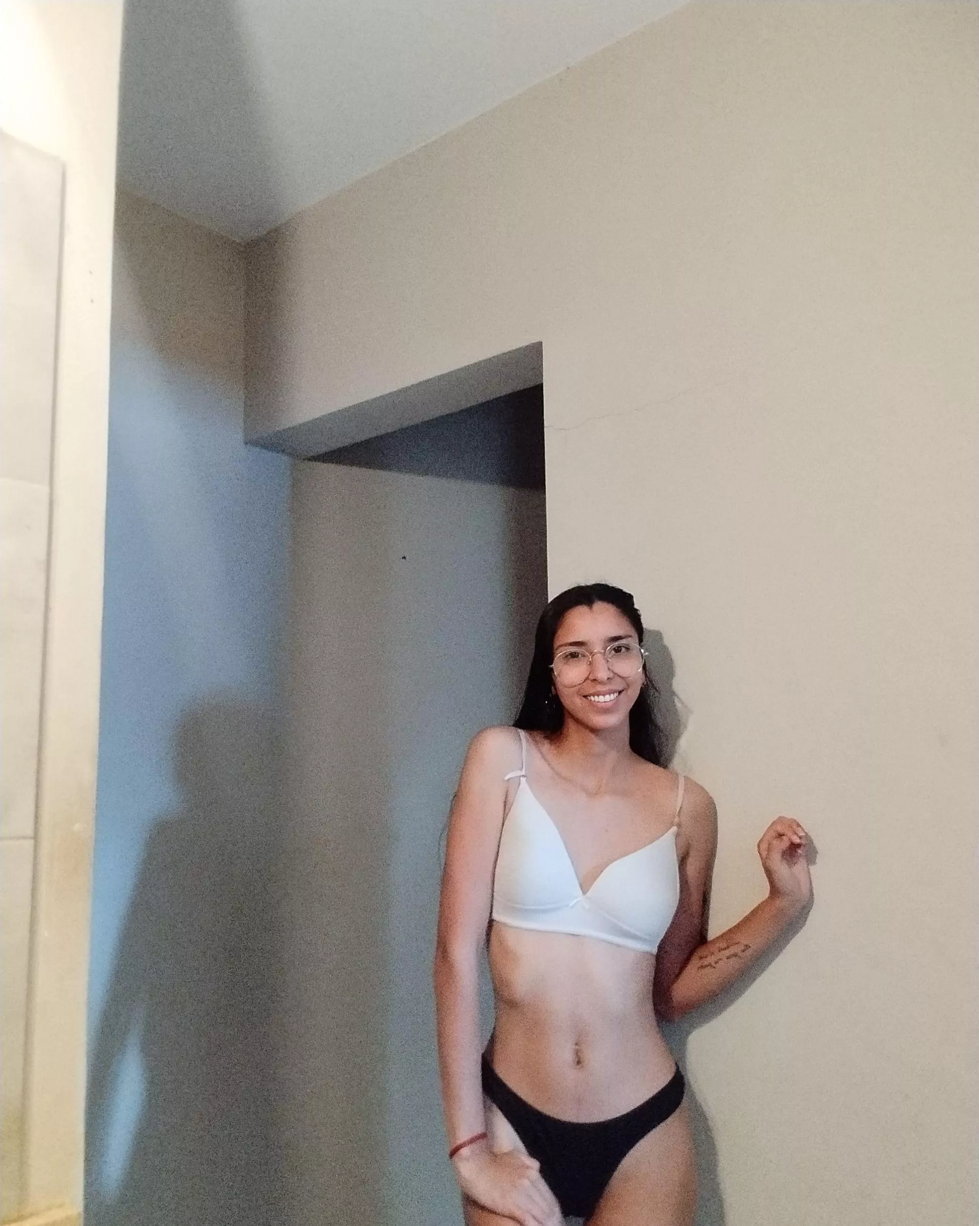 Je sens ta main glisser doucement dans ma culotte ❤️🔥