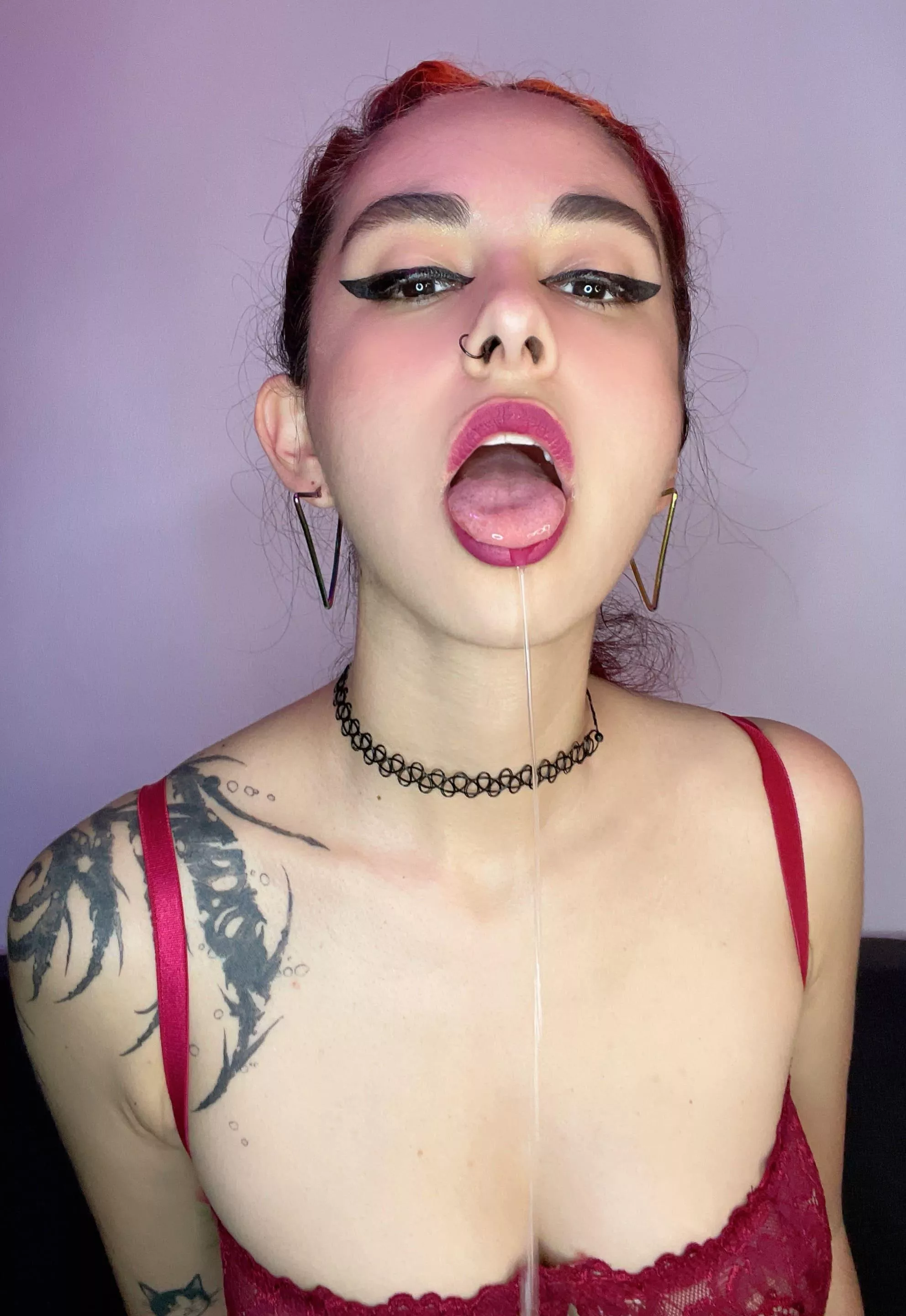 Lick the remains of saliva that fell.