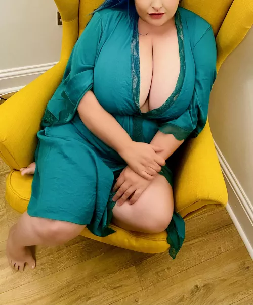 Looking classy, but at the same time… very slutty.. do you agree? 💙🇬🇧