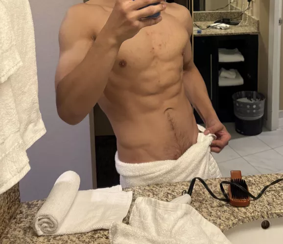[M4F]28yo fit bodybuilder male w an 8 inch rod