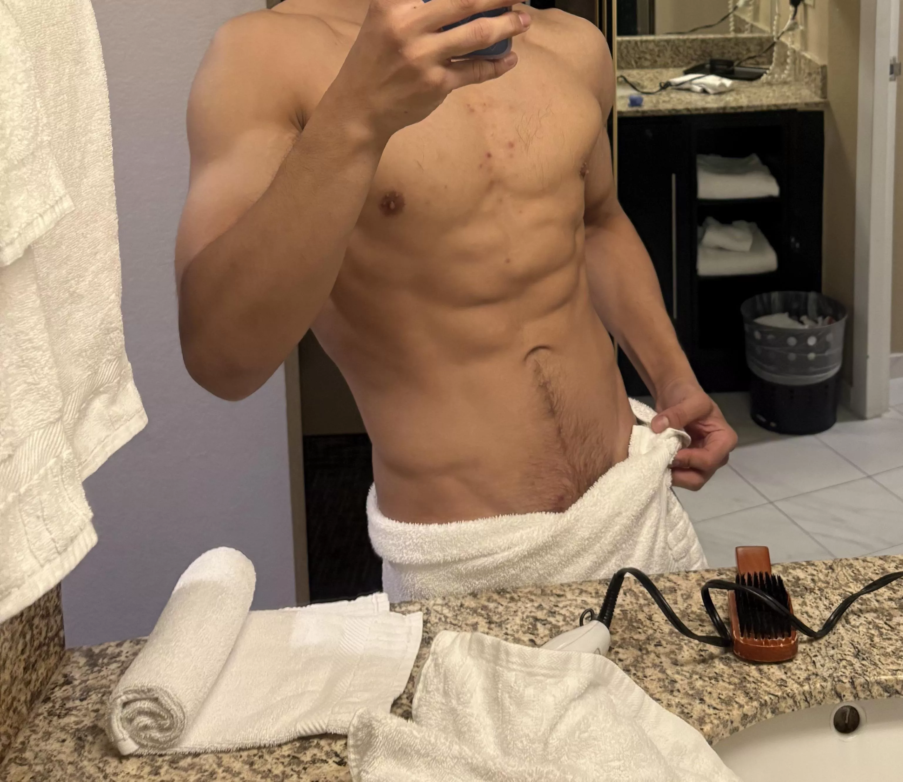 [M4F]28yo fit bodybuilder male w an 8 inch rod