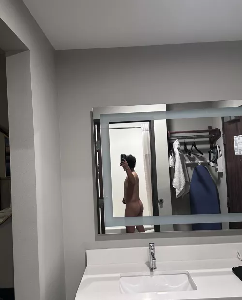 M4M Looking for a white top. Hosting rn. 