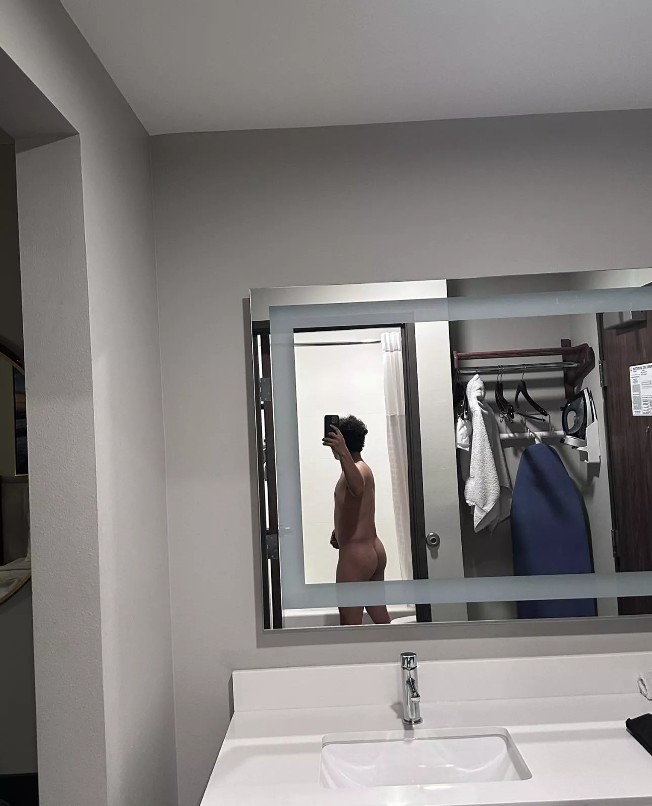 M4M Looking for a white top. Hosting rn. 