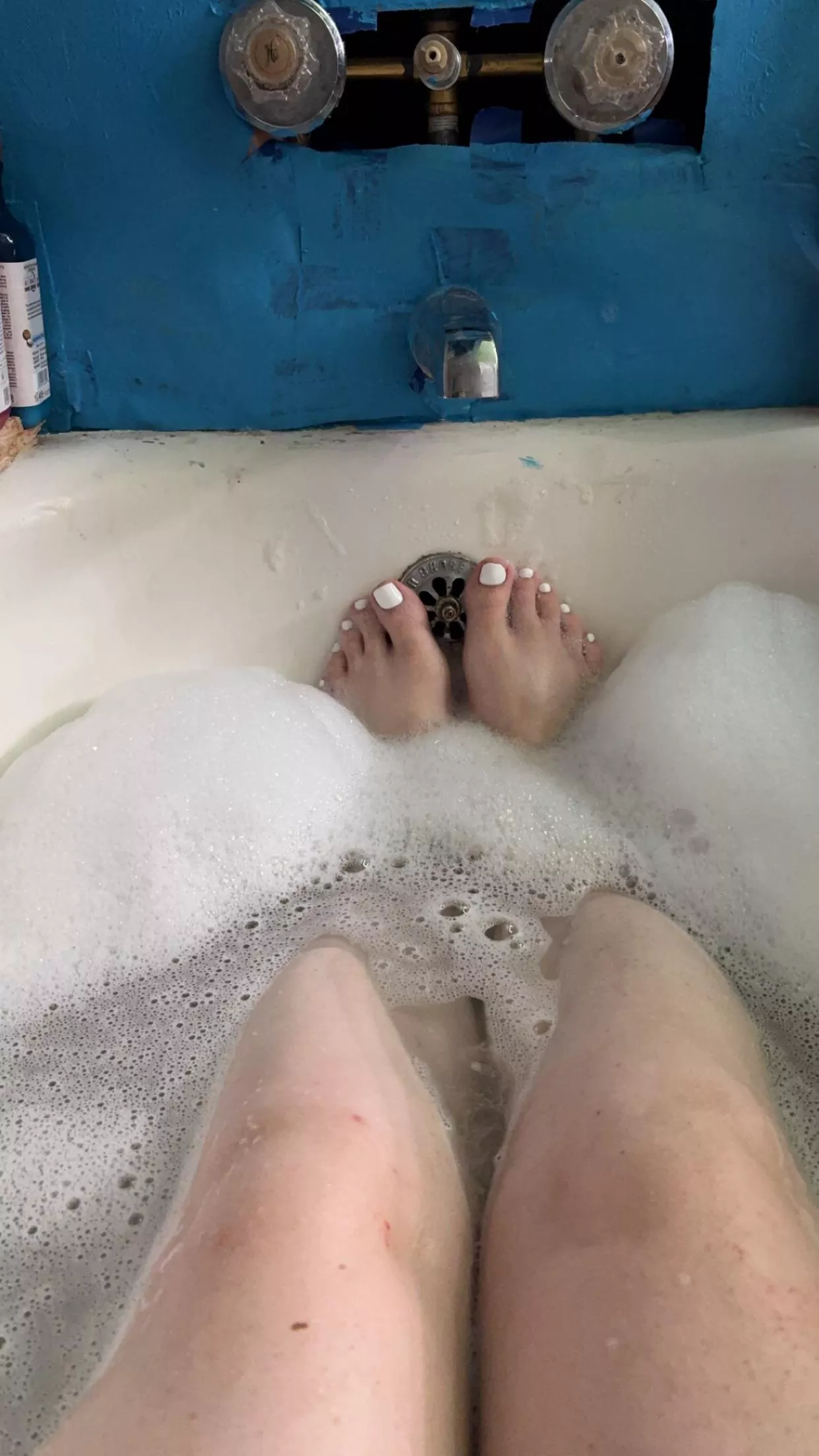 My feet look cute in the bath 