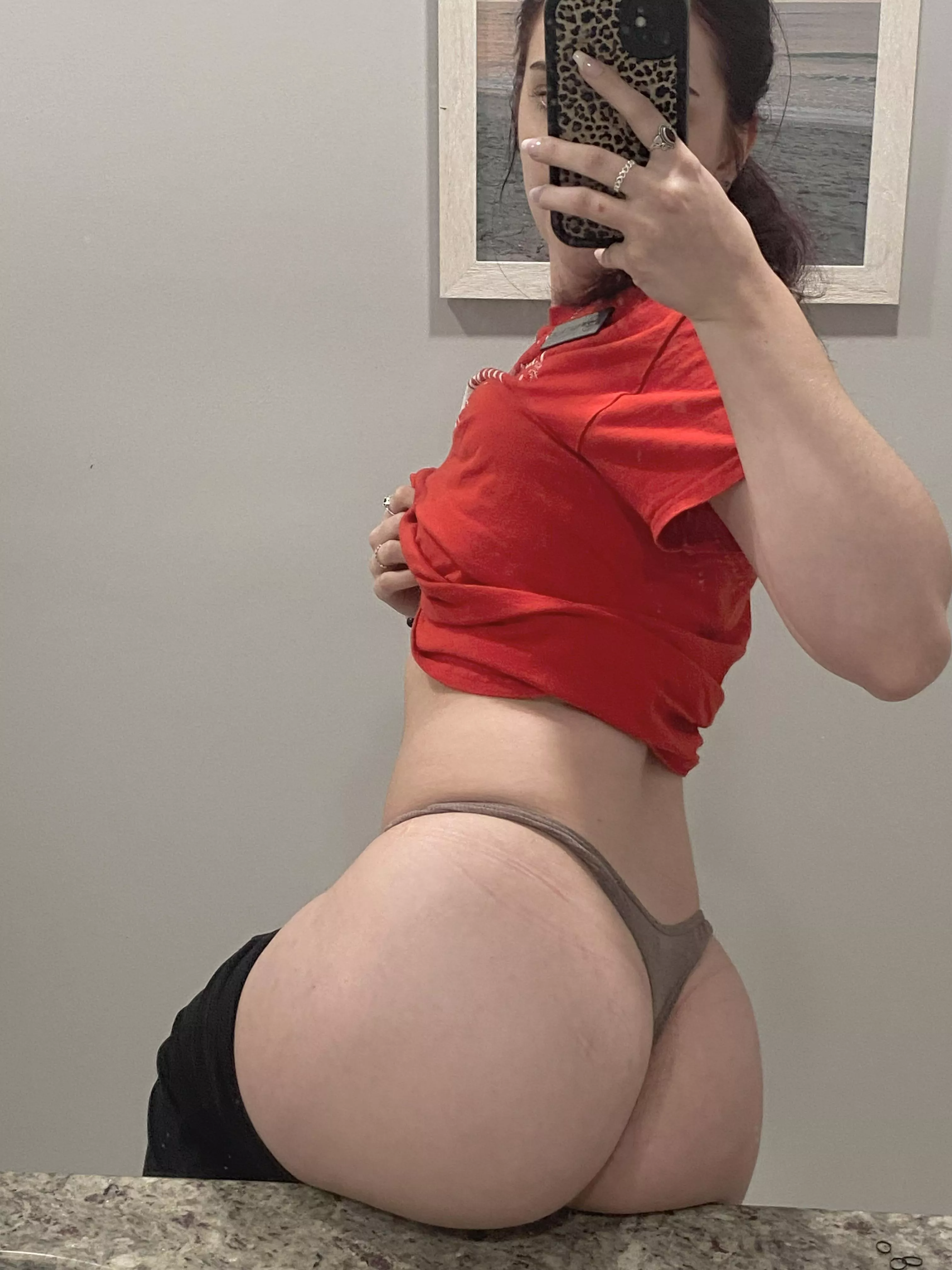 Server college girl shows off her ass after work 