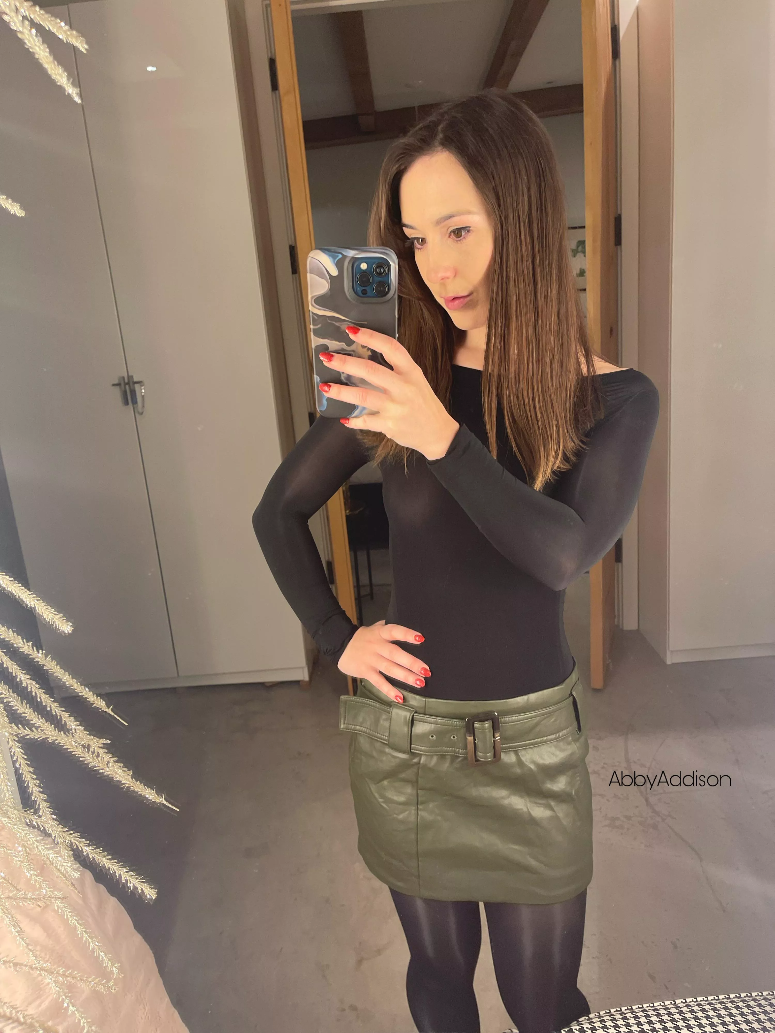 Sexy selfie in my leather skirt 