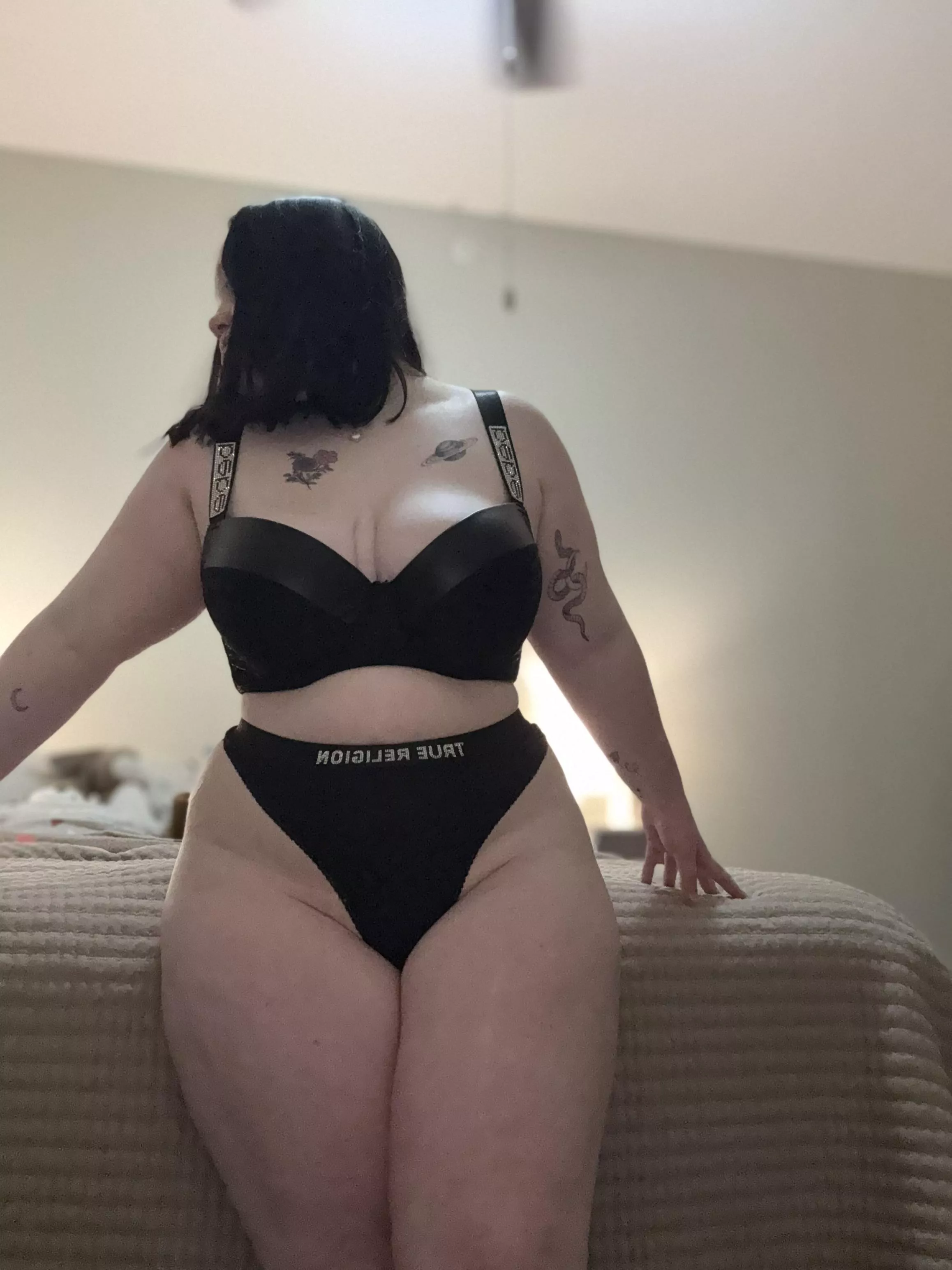 spread me open and fuck me good🖤