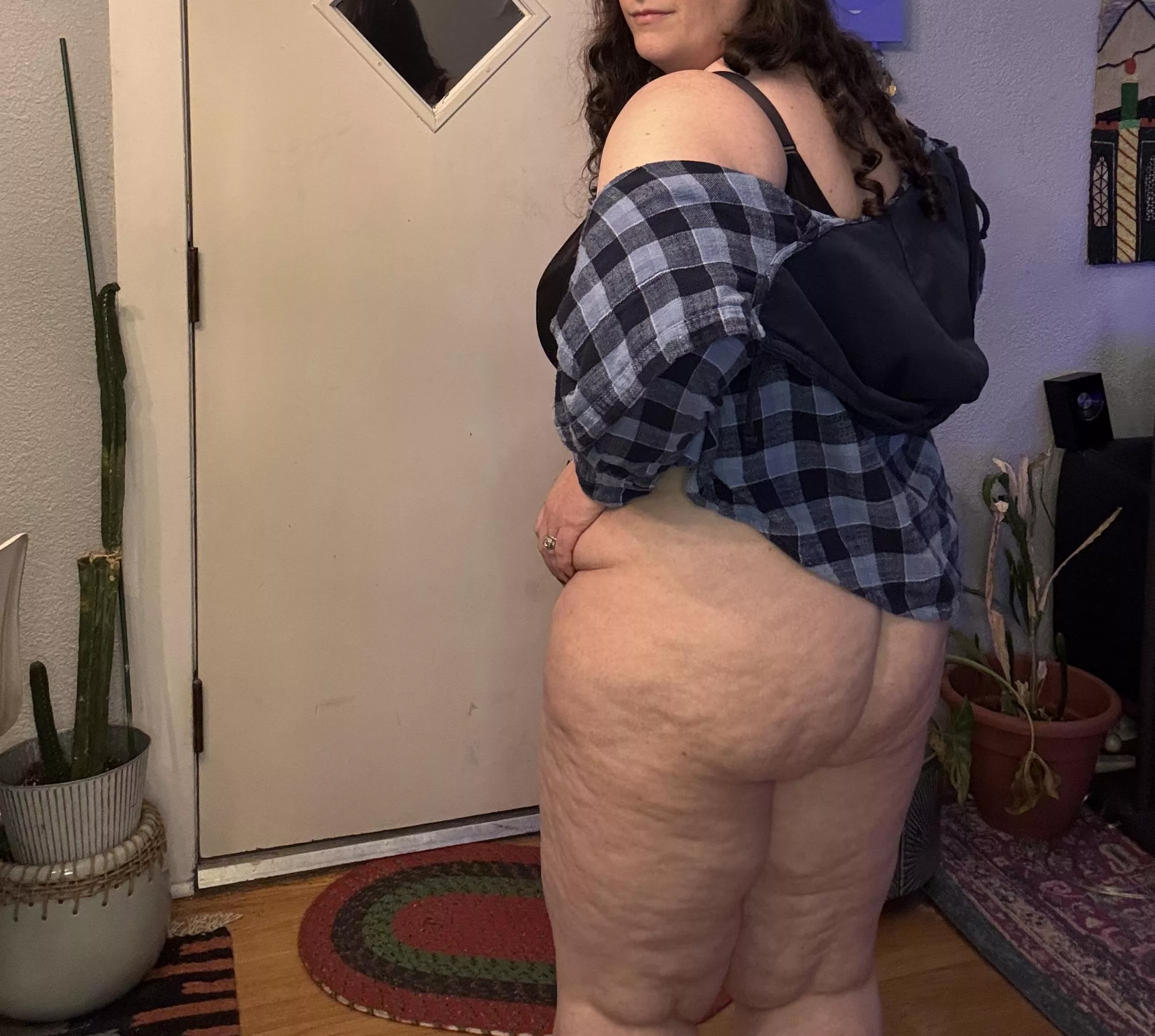 Starting off your Monday with ass & thighs!