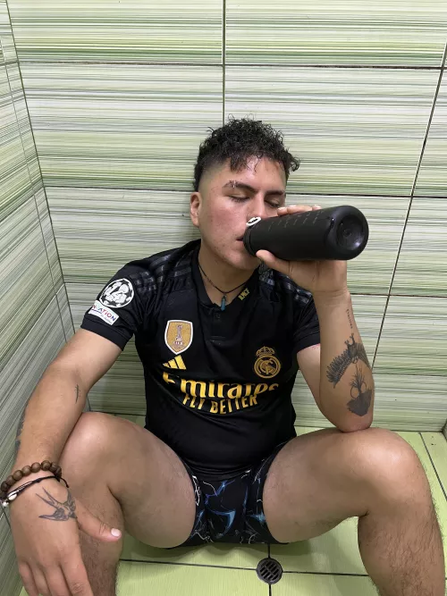 This football player's bulge is looking for a friendly mouth that can eat it up haha