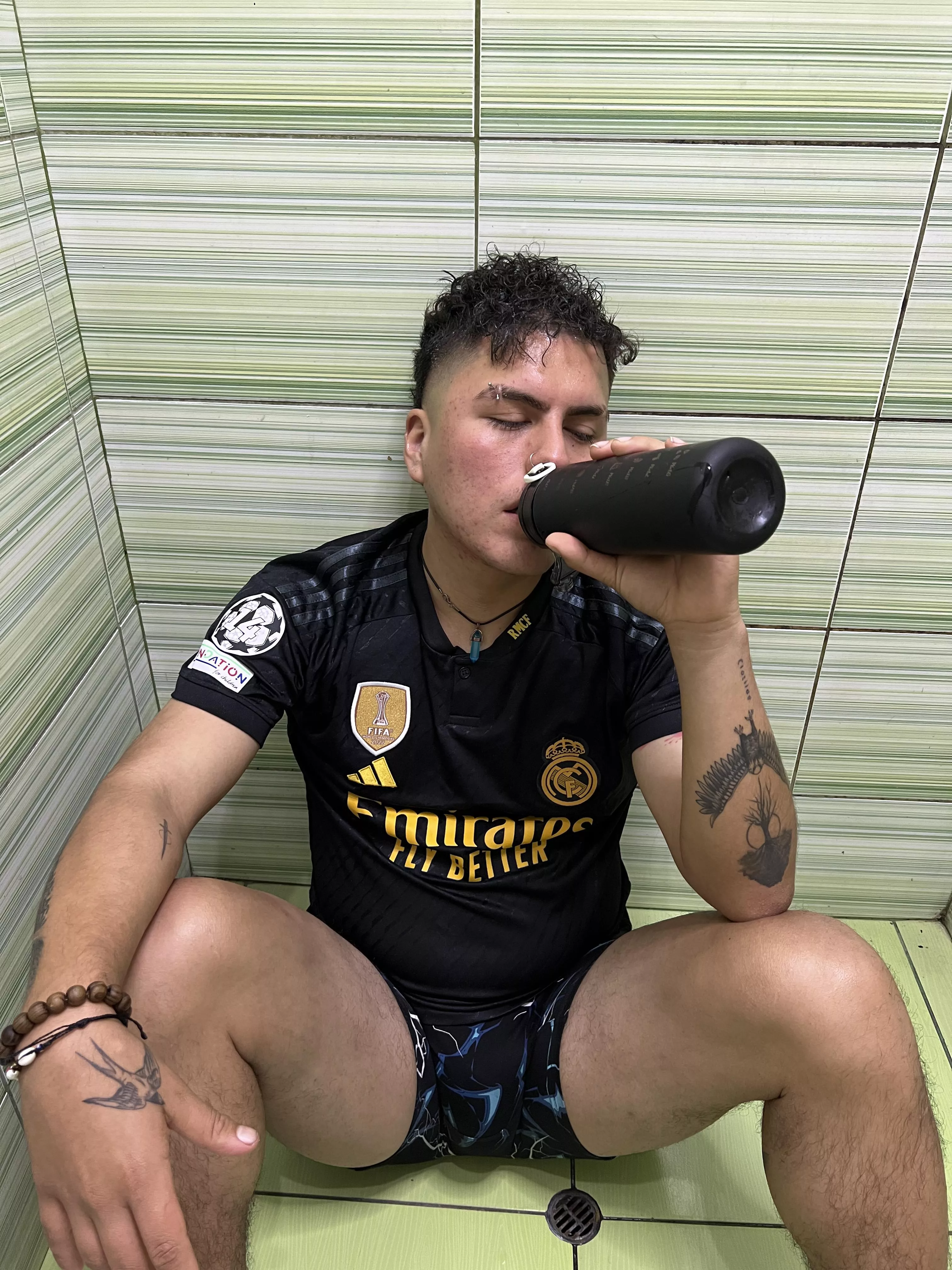 This football player's bulge is looking for a friendly mouth that can eat it up haha