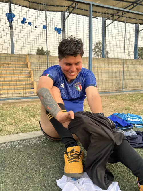 Uff if you only knew how my feet smell after every game, haha. My socks and shoes take the worst of it haha