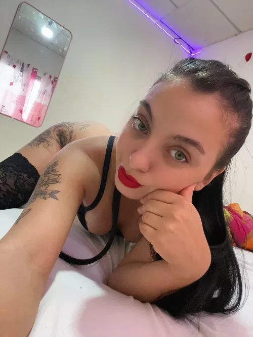 When I suck u off you'll only see my beautiful eyes and how I spread my legs for u bby 😘