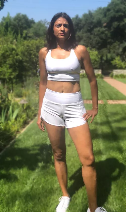 who likes hard nips and juicy cameltoe?