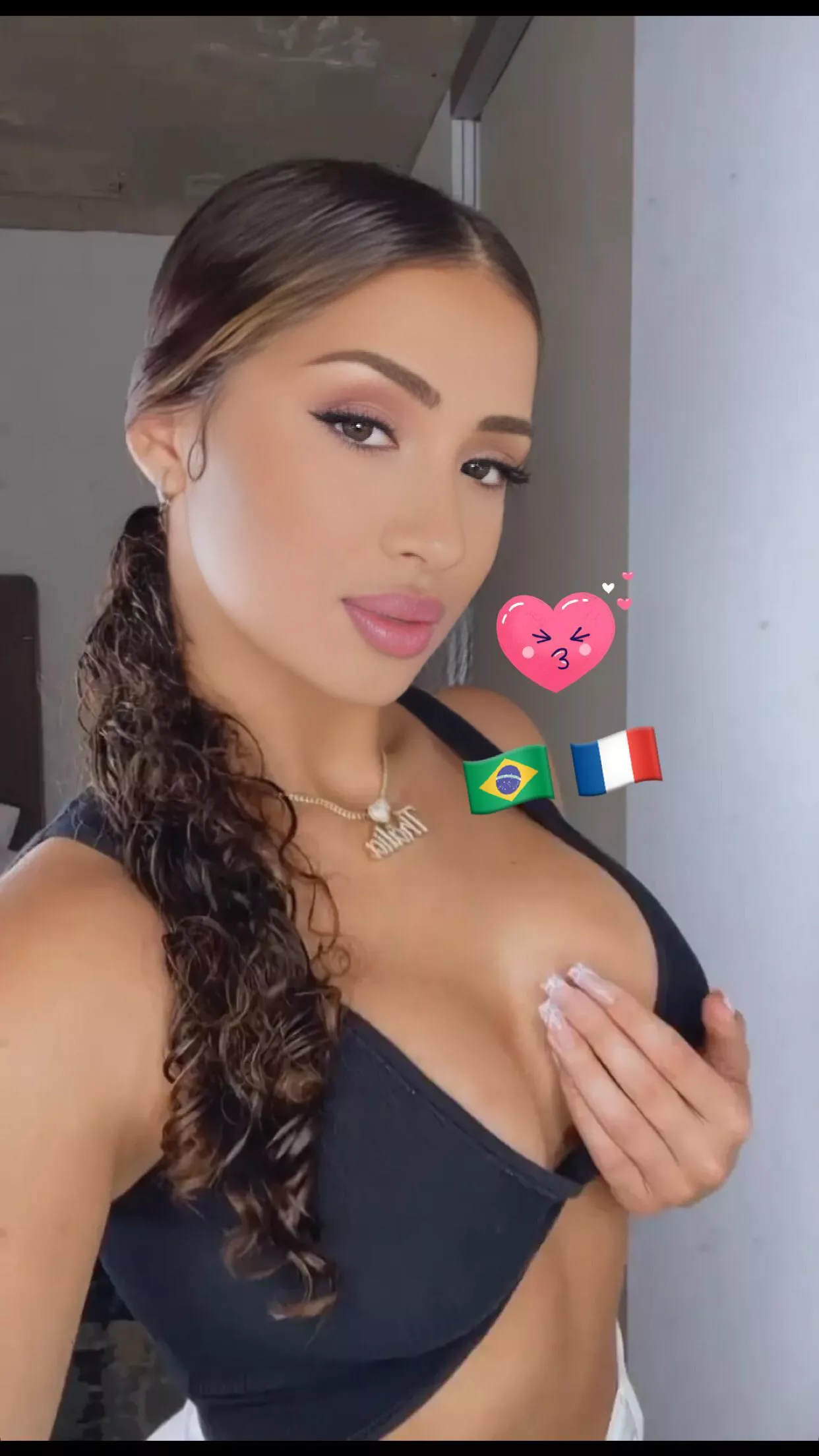 Why in my country don't these kinds of girls make videos like klixen? I would love to cum in his face so much😩 