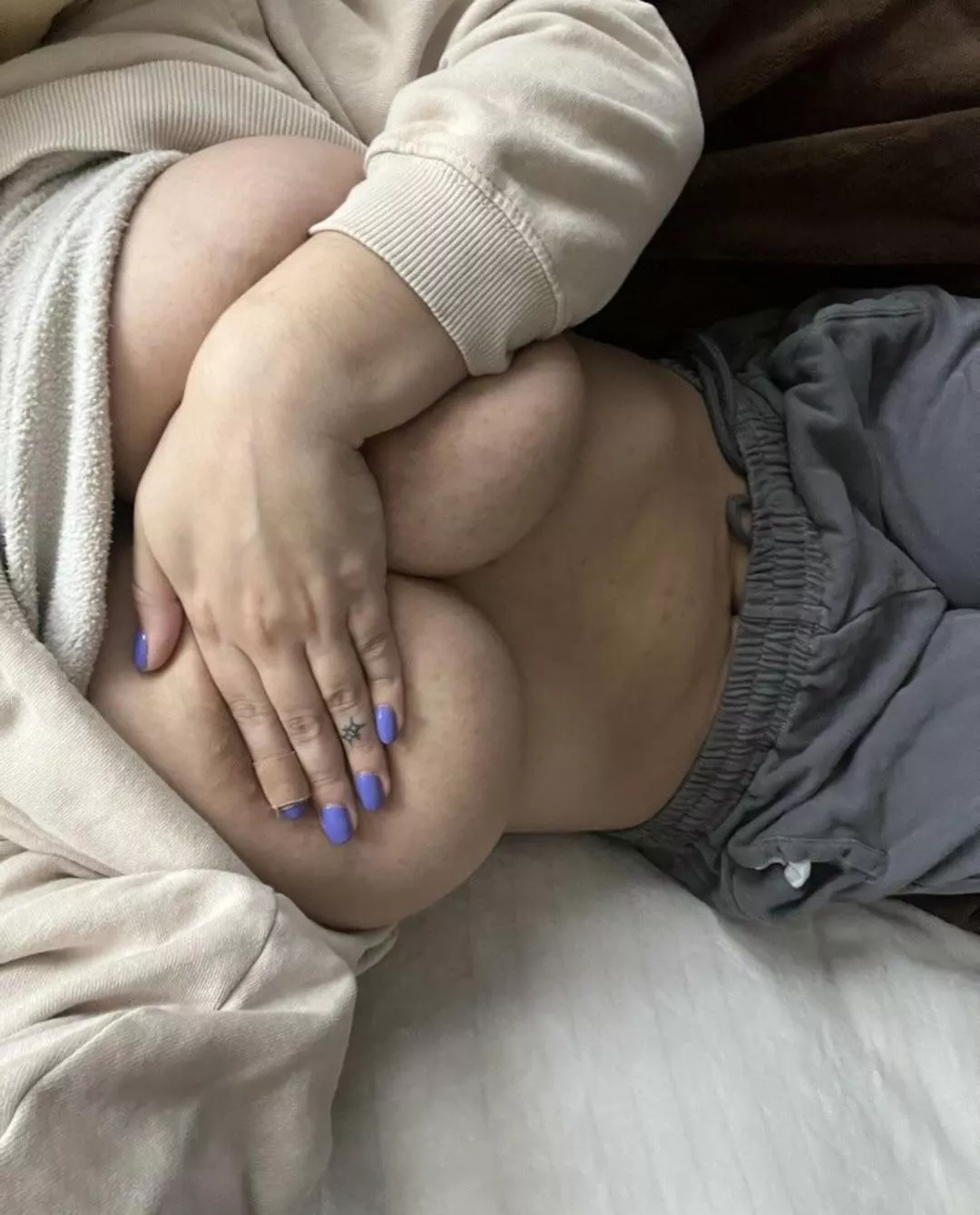 Aufgewacht und direkt Titten rausgeholt 😜