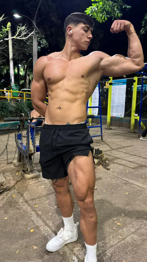 Does anyone have a better bicep than me? 🥵