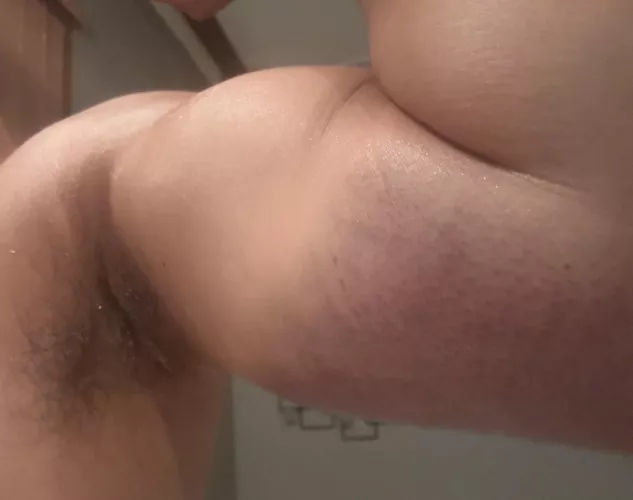 I think my biceps are getting bigger 💪💪👅