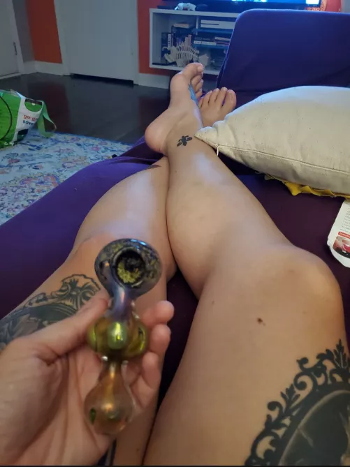 Suck my toes while I smoke ☺️